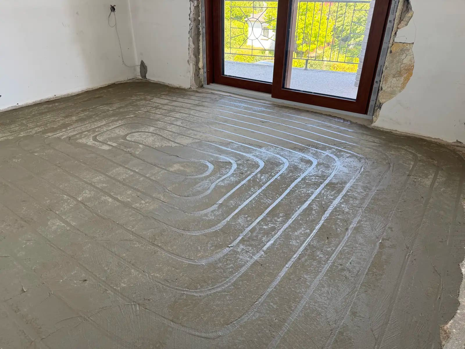 Posadzka po zalaniu rowków, gotowa pod płytki lub panele